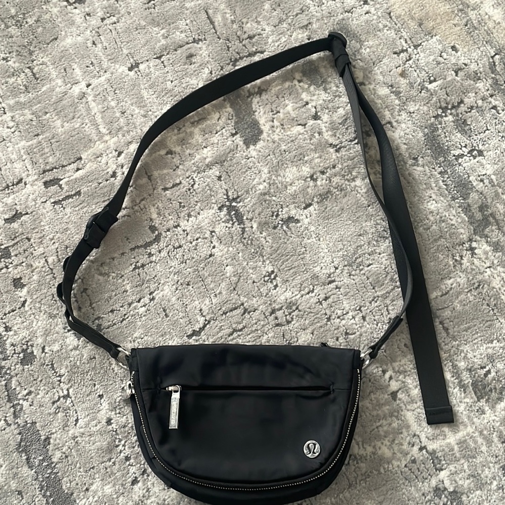 Lululemon festival cross body bag